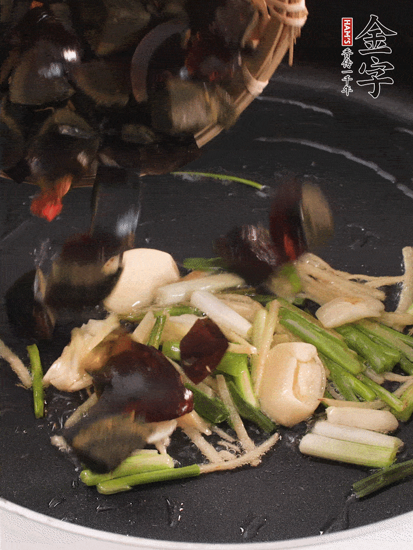 熱油爆香蔥姜，放入皮蛋翻炒至氣泡。