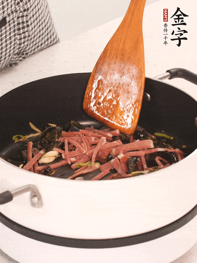 加入火腿煸炒一會(huì)，倒入開(kāi)水燉煮15分鐘。