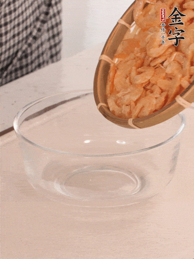 海米提前用溫水浸泡一會。