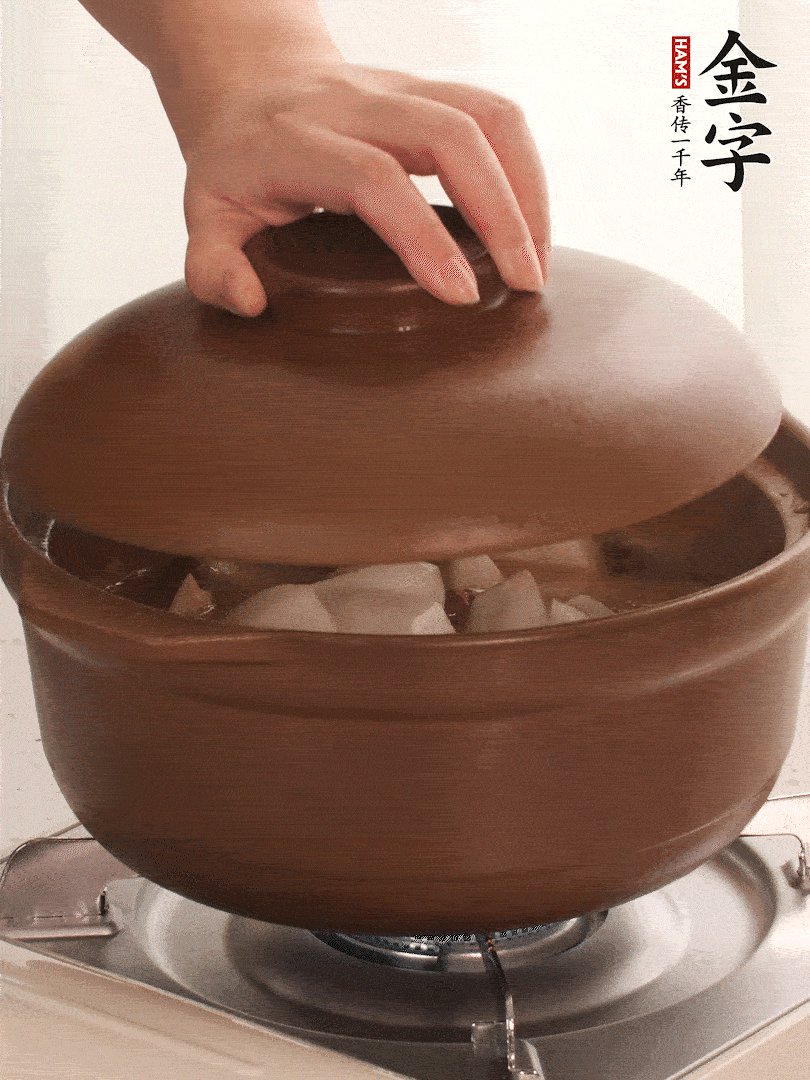 倒沒過食材的熱水，大火燒開。蓋上蓋子轉(zhuǎn)中小火，燉15-20分鐘。等蘿卜煮到喜歡的軟爛度就可以關(guān)火。