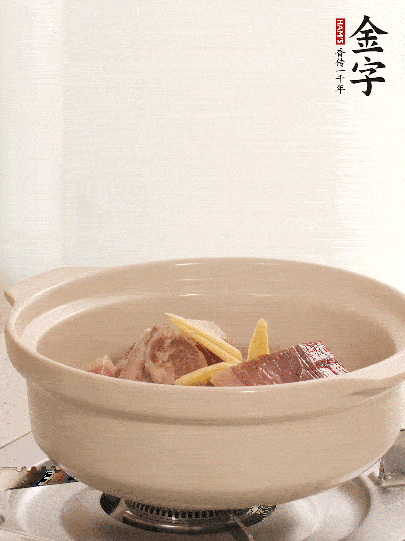湯鍋放入排骨、火腿、姜，加適量水。煮開后轉(zhuǎn)小火燉40分鐘。