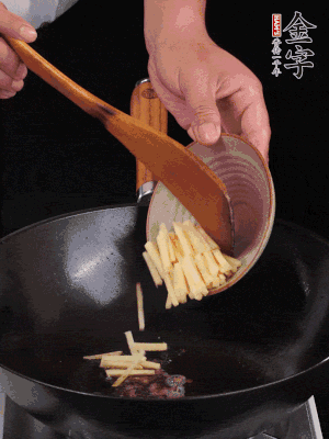 留少許余油，下姜絲、毛豆、火腿翻炒。