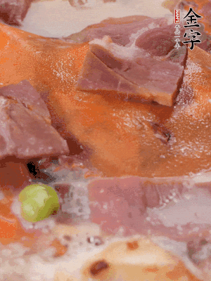 放適量料酒、清水煮到沸騰，再下蟹塊燜煮8分鐘。