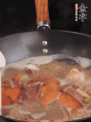 最后用面糊勾芡，燒至收汁，出鍋前撒點(diǎn)蔥段。