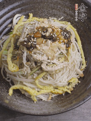 撒上花生碎、白芝麻、蔥花。