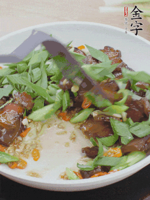 倒蒜葉翻炒均勻。