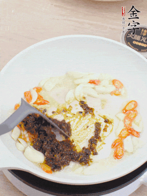 豬油下鍋，爆香蒜片、金字火腿XO醬。