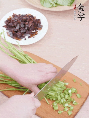 空心菜摘掉葉子，菜梗切成丁。