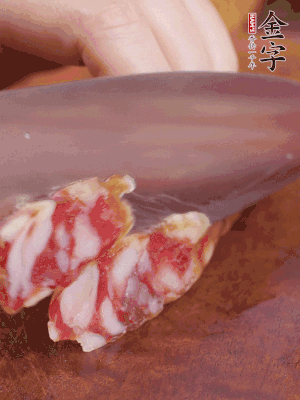 金字香腸斜切成大片。