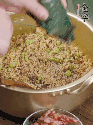 再附一張粽子，一齊向后折疊，線繩捆綁。