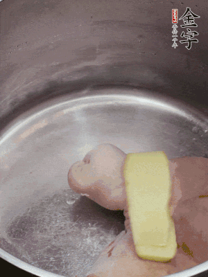 撈出洗凈后，加蔥姜、黃酒二遍焯水。