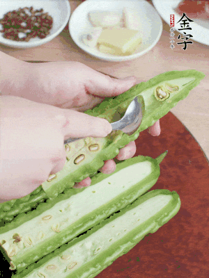 苦瓜去籽切薄片，一點(diǎn)鹽拌勻，10分鐘后沖洗控干。香蔥切蔥花、姜切末、蒜拍碎、干辣椒切圈。