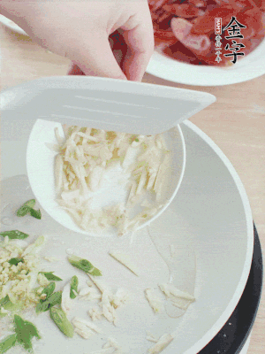 油4成熱，下蔥姜蒜、干辣椒、花椒煸出香味。