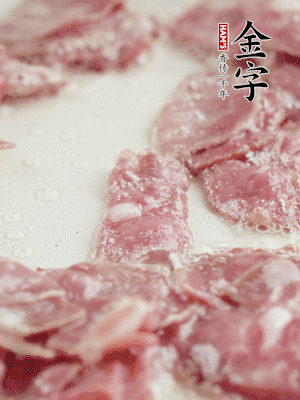 炒鍋熱油，下培根火腿煸炒。