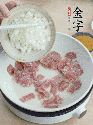 依次下洋蔥、紅菜椒、豌豆粒、玉米粒翻炒均勻。