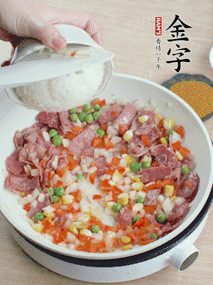 放米飯炒至顆粒分明。