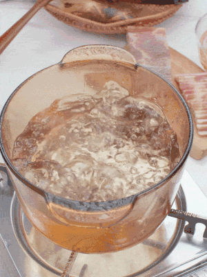 春筍切片焯水3分鐘，去除草酸澀味。