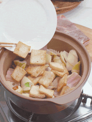 依次下春筍、豆腐，開水沒過食材。