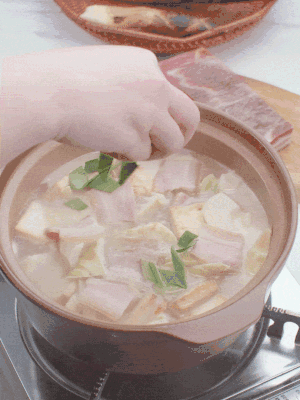 一小撮鹽、糖、雞精調(diào)味，最后撒點(diǎn)蒜葉點(diǎn)綴。