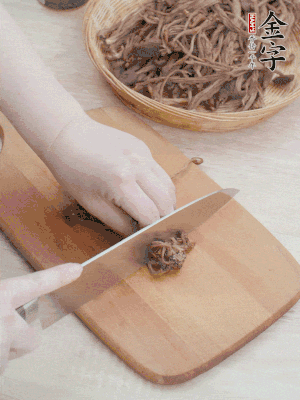 干茶樹菇浸泡過夜，去老根焯水，擠干水份。