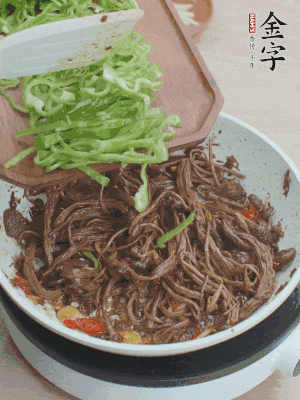 水分煸干，下青椒絲快炒1分鐘。