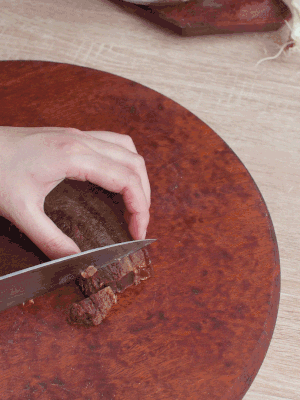 金字臘肉水煮15分鐘，切片。