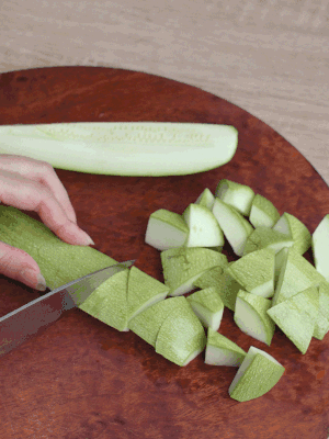 西葫蘆去籽縱向切成4份，斜切成厚片。