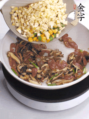 鍋里熱油，爆香蔥白，下香腸片炒至微微出油，加時(shí)蔬粒、香菇粒、春筍粒翻炒均勻。