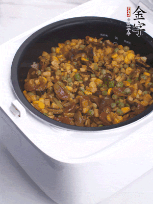 電飯煲按煮飯鍵，出鍋撒蔥花。