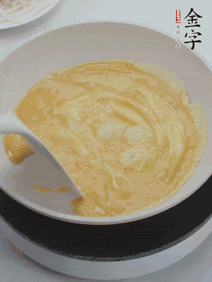 2個(gè)雞蛋炒散。