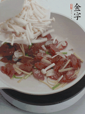 放白玉菇、青紅辣椒、雞蛋。