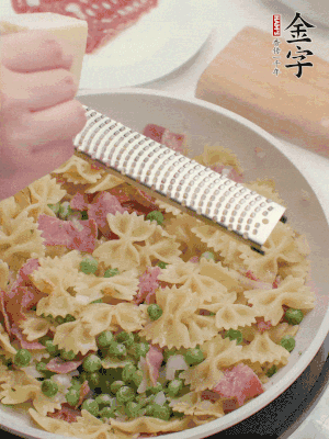 收汁后加入帕爾瑪芝士、歐芹碎和檸檬汁。