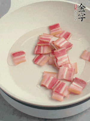 鍋中少許油，金字淡咸肉煸香。