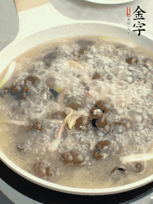 放辣椒，加一點(diǎn)鹽、糖，大火翻炒。