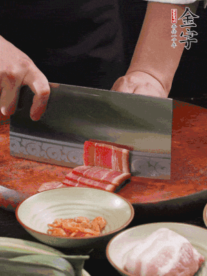 金字火腿上方切薄片，鮮五花肉切薄片。