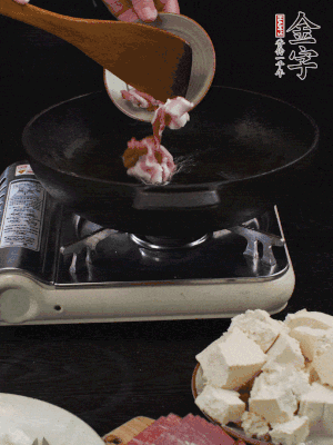 冷油潤(rùn)鍋，下五花肉煸香。