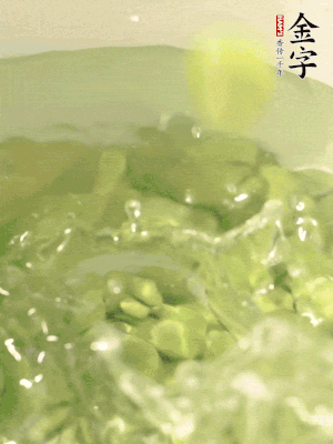 新鮮蠶豆熱水焯水30秒，然后浸入涼水。