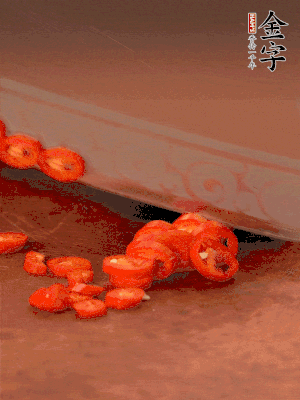 小米辣切圈，大蒜切片。