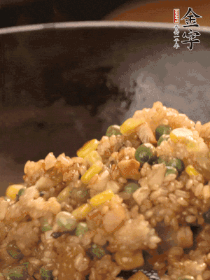 再下糯米，1勺蠔油、2勺生抽調(diào)味翻炒均勻。