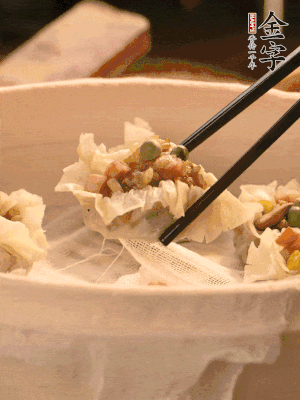 包好的燒賣放在蒸籠上，水開后蒸8分鐘左右。