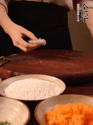 胡蘿卜去皮切丁。蝦仁切小塊。糯米提前浸泡半天。