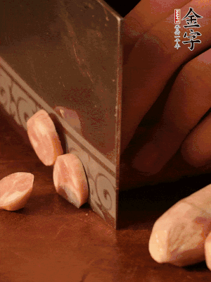 金字烤腸切圓片。