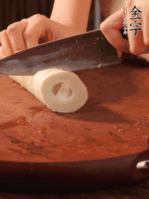 春筍去殼切滾刀塊，焯水備用。