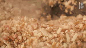 鍋中熱油，依次下食材翻炒，加2勺料酒、少許胡椒粉調(diào)味，撒蔥花攪拌均勻。