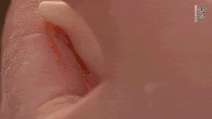 取一小團(tuán)面，用掌心搓成小球狀，從小球中心捏窩，放入餡料，封口后，留出小尾巴。