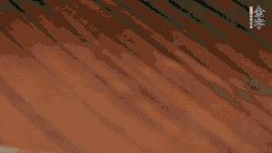 待水沸騰，煮到湯圓浮起，碗中加點(diǎn)豬油、生抽、蔥花就可以了。