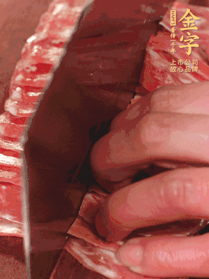 金字蒸炒火腿對半改刀。