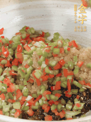 XO醬、蒜蓉醬、青紅椒粒攪拌成醬料。