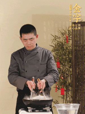 整只土雞冷水下鍋，加蔥姜、料酒焯水，撈出后用溫水清洗干凈。