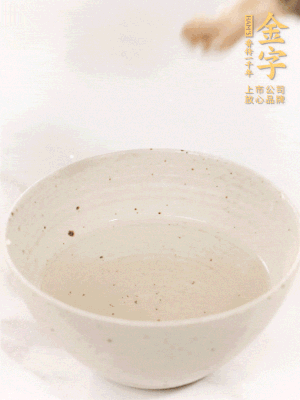 羊肚菌流水洗凈2遍后，溫水泡發(fā)15-20分鐘。